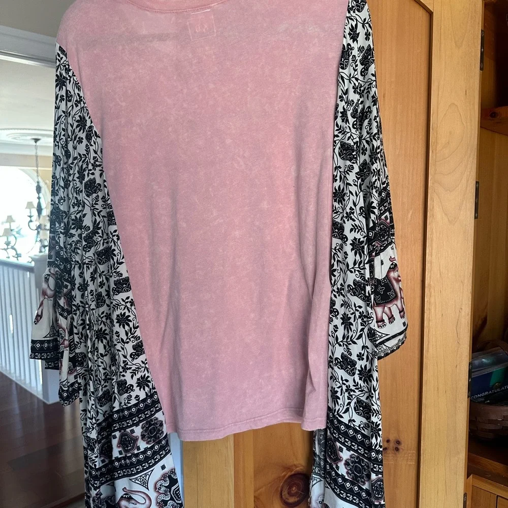 Kane Brown Graphic Women's Updcycled Kimono - Picture 2 of 3